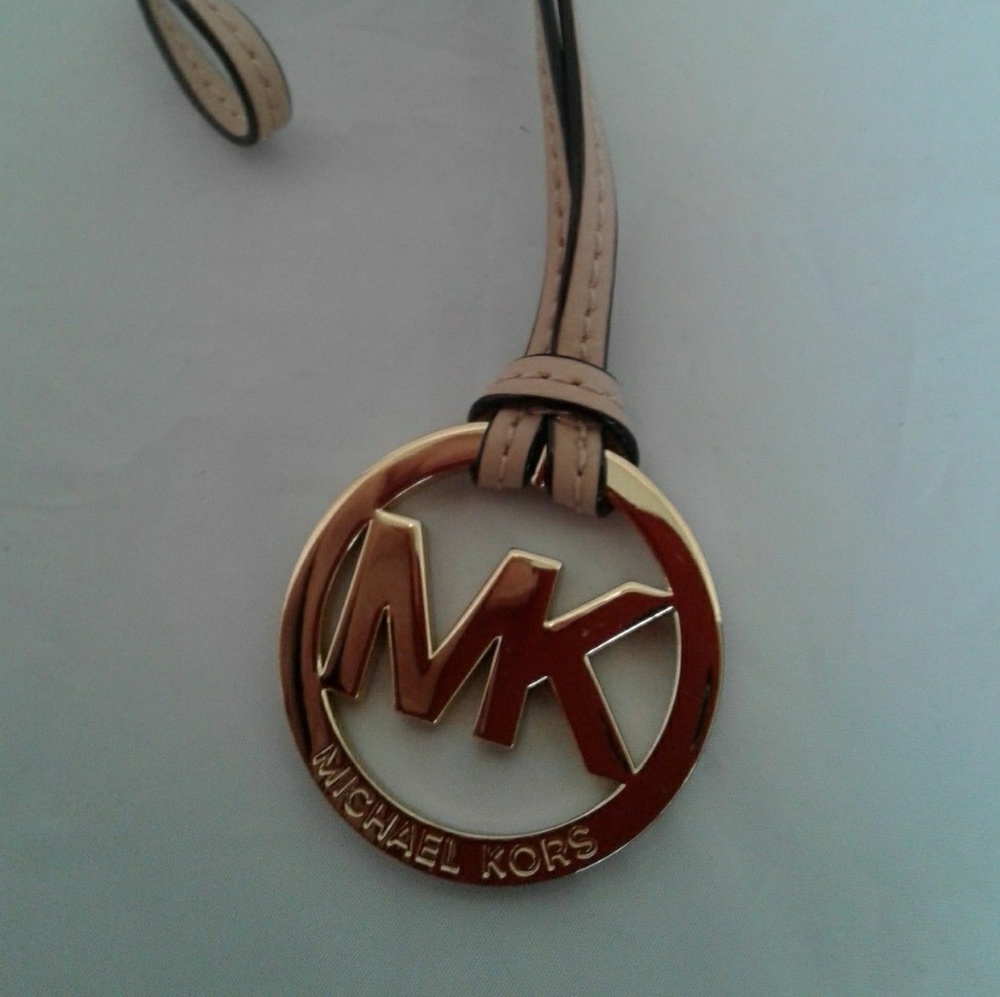 Michael Kors NWOT Gold MK Purse Fob Beige Leather - Picture 2 of 3